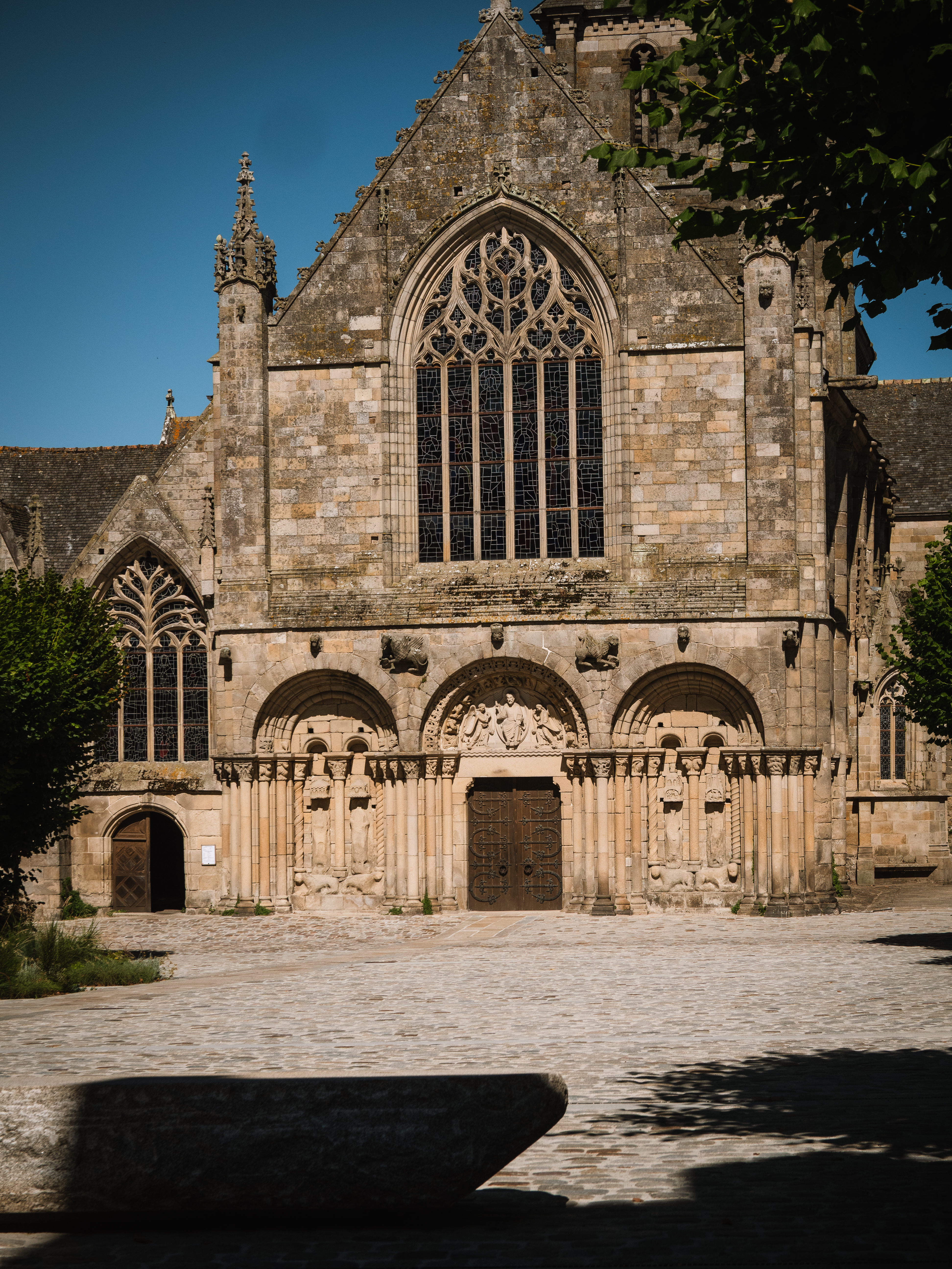 Façade gothique de la basilique Saint-Sauveur de Dinan