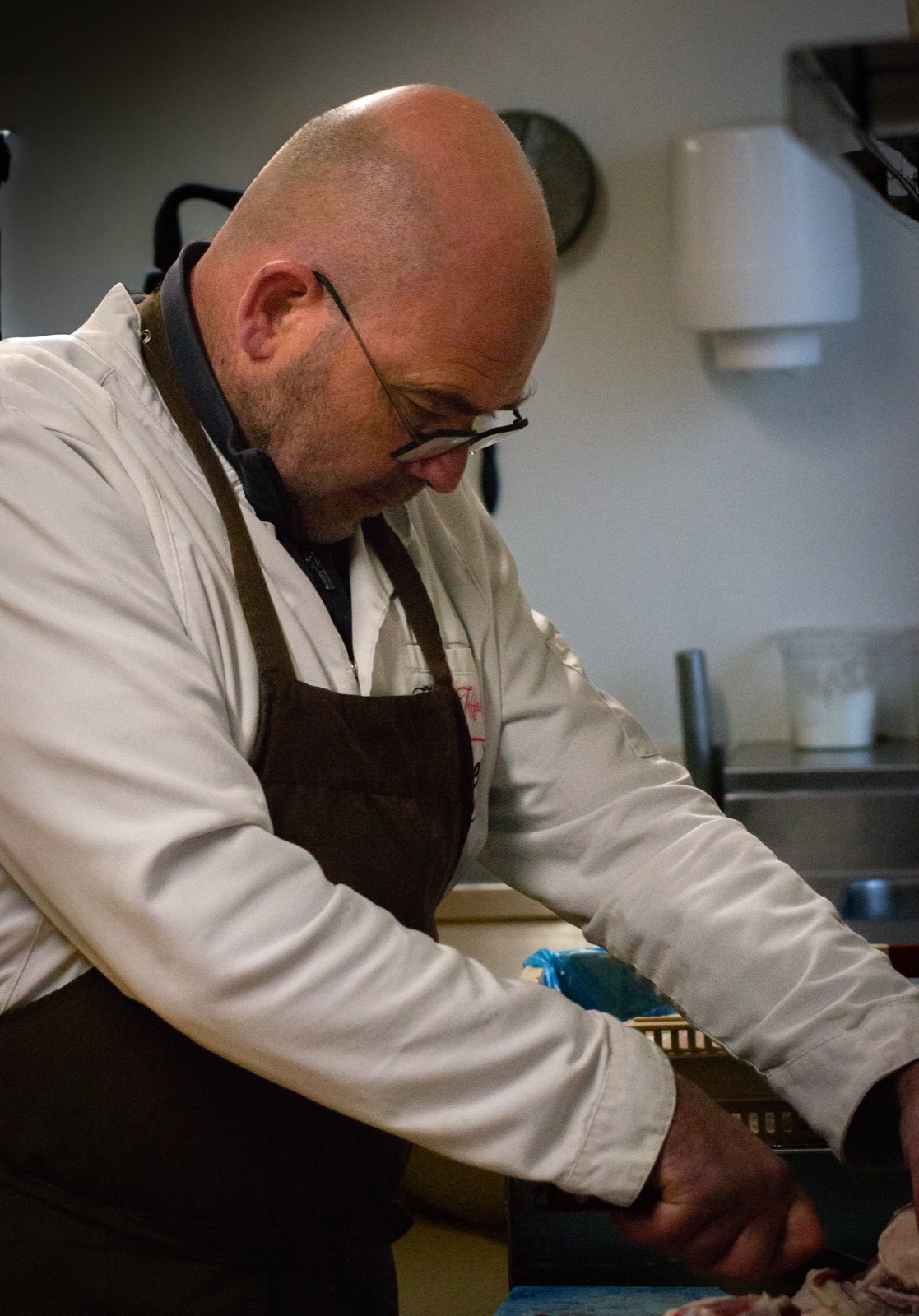 Le chef Thierry Teffaine en cuisine, préparant les bocaux