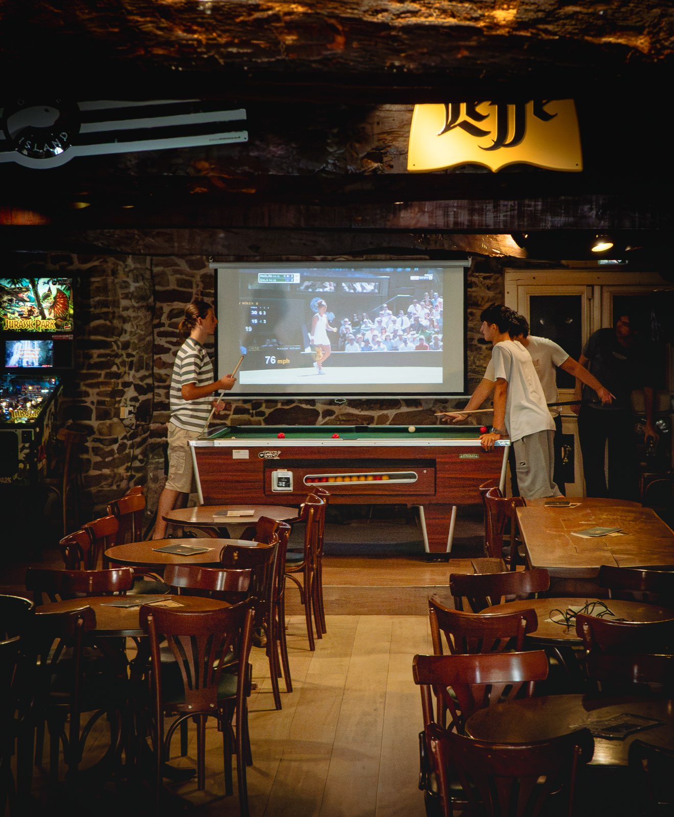 Grand écran de diffusion sportive et billard dans le pub