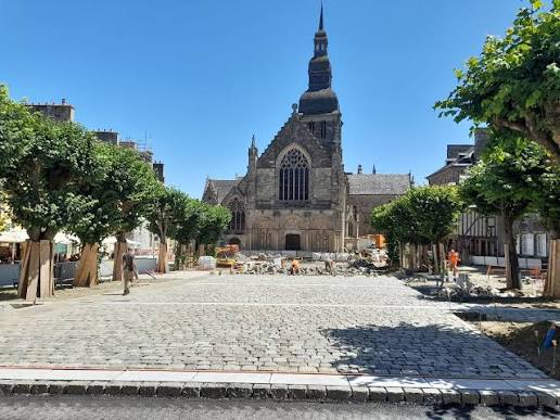 Vue de la place Saint-Sauveur piétonne, avec la basilique en arrière-plan