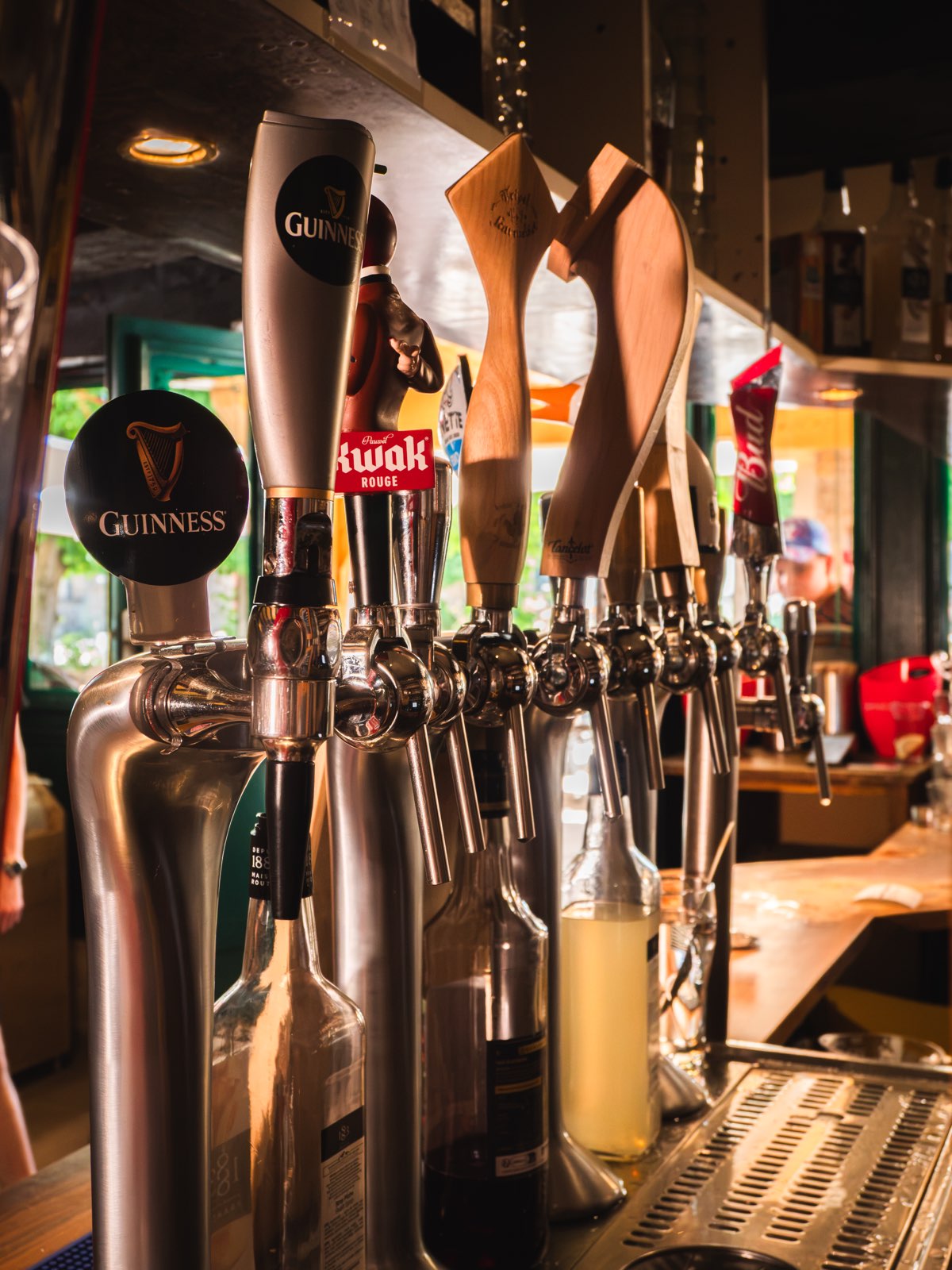 Rangée de tireuses à pression au comptoir du pub