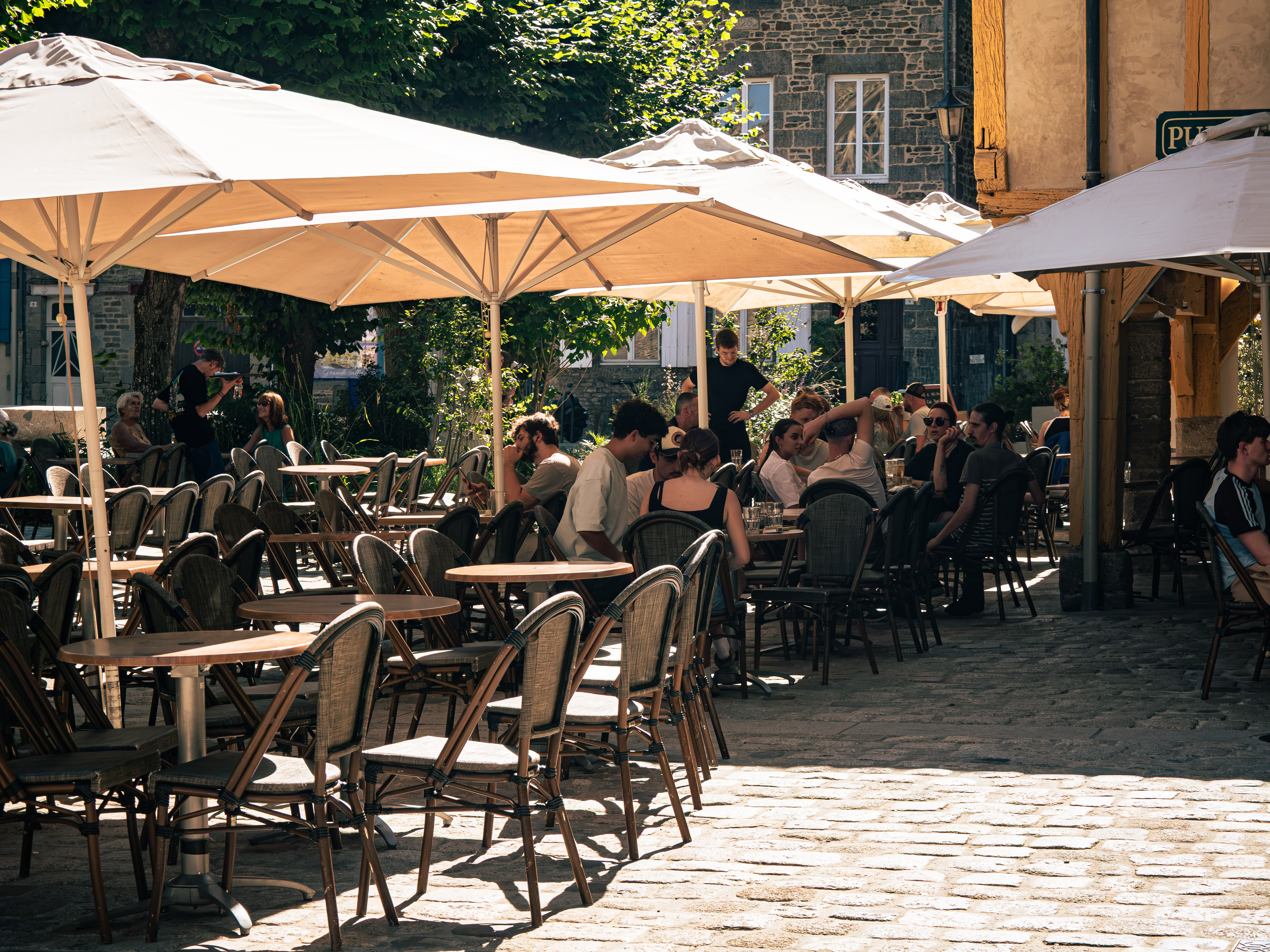 Terrasse du pub en soirée, ambiance conviviale